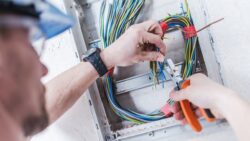 Instalacja systemów teletechnicznych w budynkach biurowych – wyzwania i korzyści