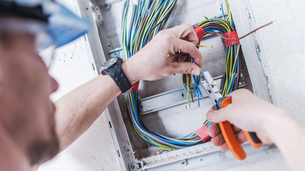Instalacja systemów teletechnicznych w budynkach biurowych – wyzwania i korzyści